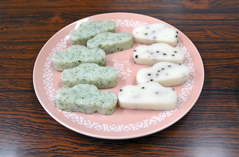 ピンク色のお皿に乗った長野県の郷土食「やしょうま」